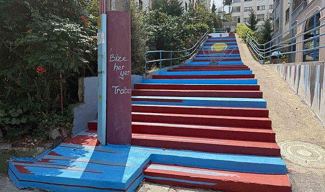 Trabzon'da kaldırımlar bordo maviye boyanıyor