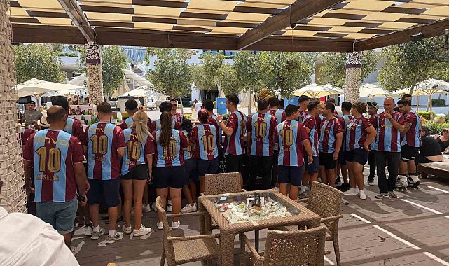 Trabzonspor sevdasını Girne'ye taşıdı, 250 Salah formasını çalışanlara giydirdi