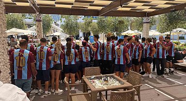 Trabzonspor sevdasını Girne'ye taşıdı, 250 Salah formasını çalışanlara giydirdi