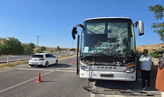 Traktör ve otobüs çarpıştı, kaza ucuz atlatıldı