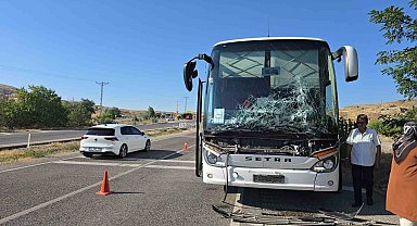 Traktör ve otobüs çarpıştı, kaza ucuz atlatıldı