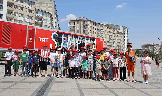 TRT Sinema Tırı Elazığlı çocuklara sinema keyfi yaşattı