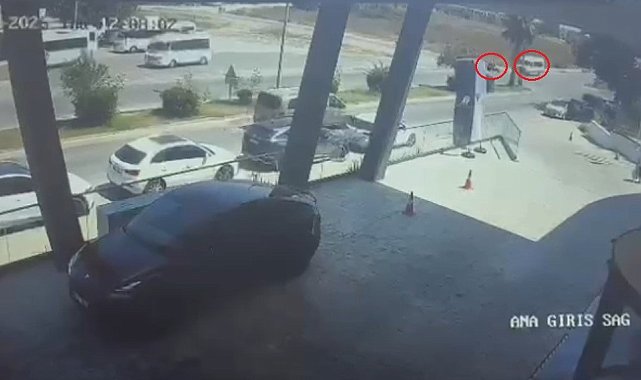 Tur minibüsü ile motosiklet çarpıştı: 1 yaralı