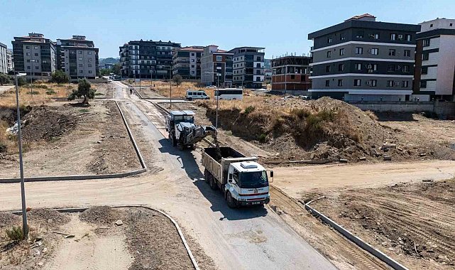 Turgutlu'da 2 kilometrelik yol sıcak asfaltla yenileniyor