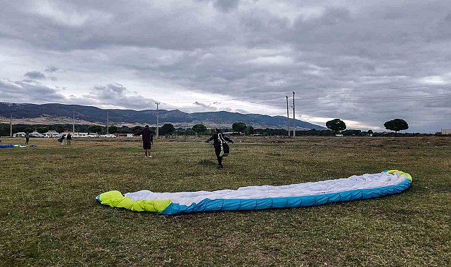 Turhal'da yamaç paraşütü eğitimini tamamlayan 15 kursiyer P2 lisansı almaya hak kazandı