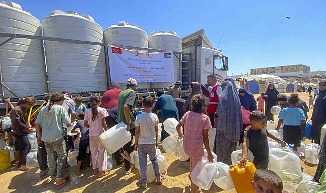 Türk Kızılay Gazze'de artan salgın hastalıklara karşı hijyen kiti ve temiz içme suyu dağıtıyor