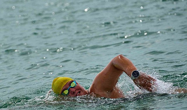 Türk ultramaraton yüzücüsü Melisa Uluarslan, Kuzey Kanalı'nı geçti