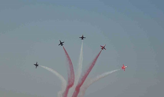 Türk Yıldızları'ndan Yalova semalarında nefes kesen gösteri