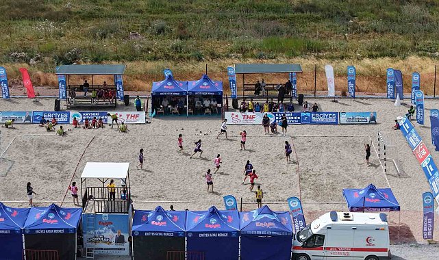 Türkiye'de ilk kez 2 bin 200 metrede plaj hentbolu oynandı