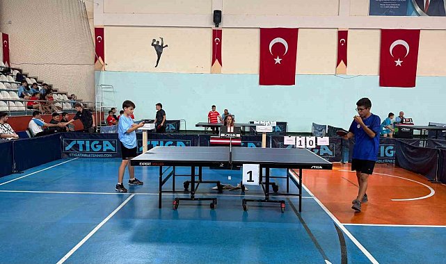 Türkiye'nin genç masa tenisçileri Hopa'da şampiyonluk için yarışıyor