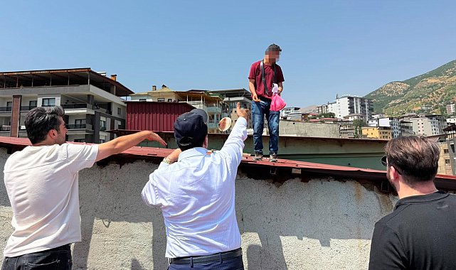 Türkiye'yi gezen "İntiharkolik" yine sahnede: 242'nci intihar girişimini Şemdinli'de denedi