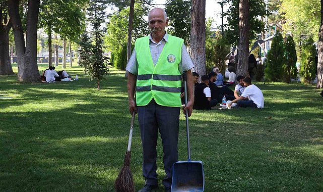 Türkü duyunca dayanamayan temizlik görevlisinin sesi dinleyenleri mest etti