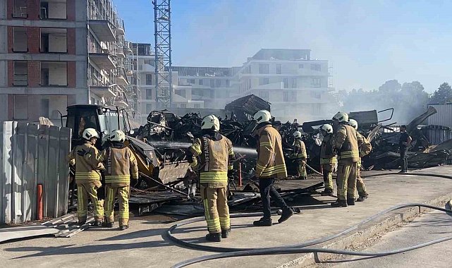 Tuzla'da 2 katlı işçi konteynerleri alevlere teslim oldu