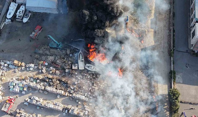 Tuzla'da otluk alanda çıkan yangın teknelere sıçradı: Alevler dron ile görüntülendi