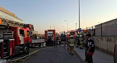 Tuzla'da seramik deposu ve teknelere sıçrayan yangın söndürüldü
