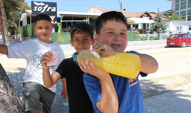 Üç kafadar çocuktan köşe başında limonata satışı