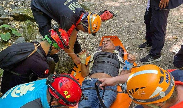 Uludağ'da can pazarı... Ayağı kırılan 75 yaşındaki adam 5 saatlik çalışmayla kurtarıldı