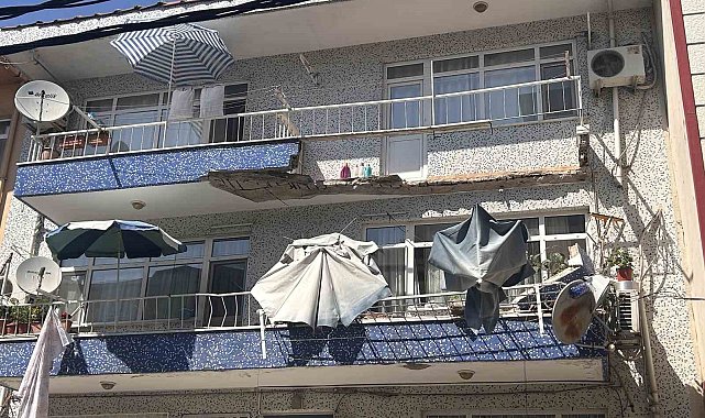 Ümraniye'de 3 katlı binanın balkonu çöktü: 2 araç hasar gördü