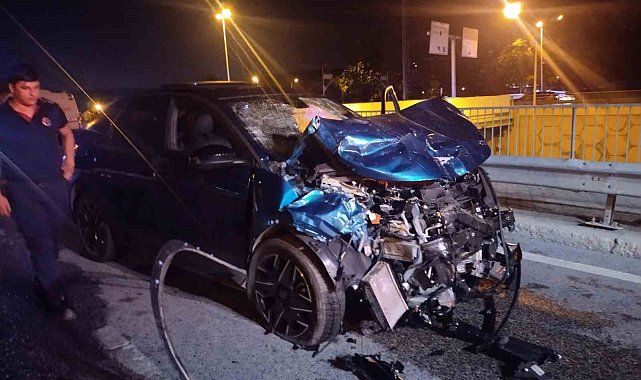Ümraniye'de hafif ticari araç ile otomobil çarpıştı: 4'ü ağır, 6 yaralı
