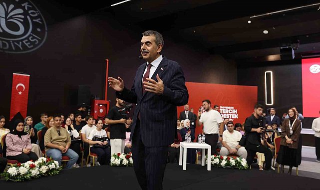 Üniversite adayları Arnavutköy'de geleceğin mesleklerini bakanlarla konuştu