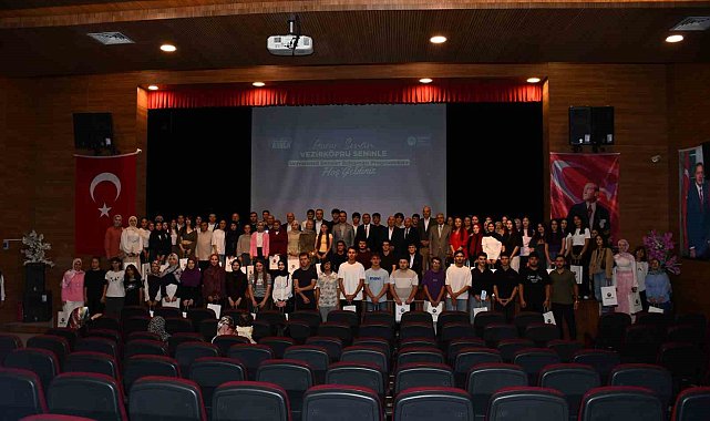 Üniversiteyi kazanan öğrenciler için uğurlama