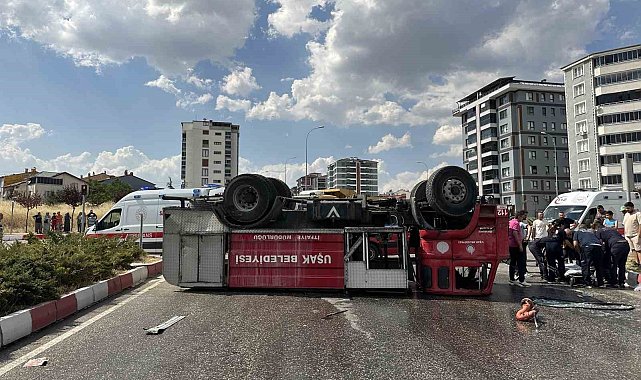 Uşak'ta itfaiye aracı ile kamyon çarpıştı: 2 itfaiye personeli yaralandı