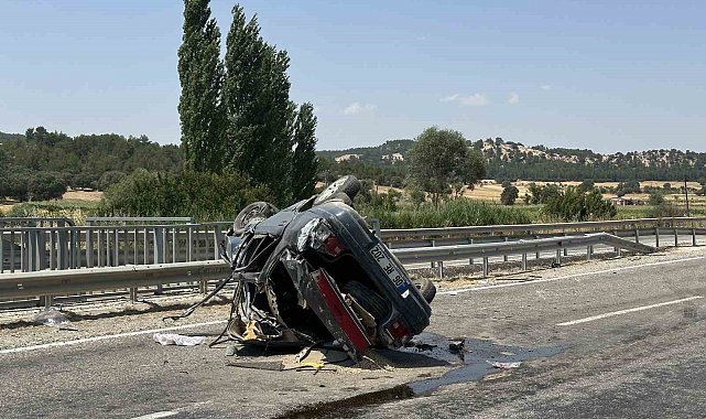 Uşak'ta takla atarak karşı şeride geçen otomobilde aynı aileden 4 kişi yaralandı
