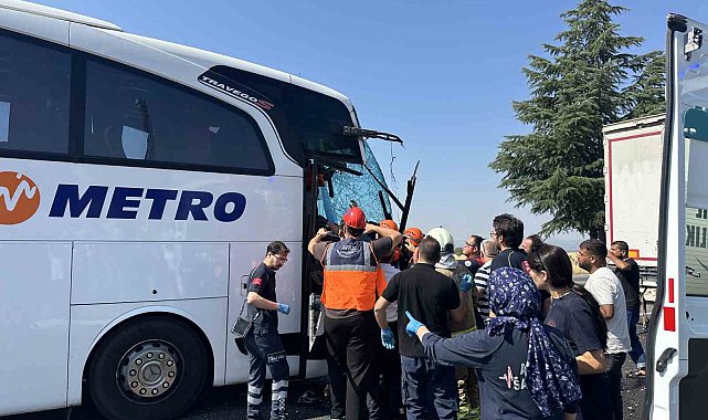 Uşak'ta yolcu otobüsü kamyona arkadan çarptı: 1'i ağır 8 yaralı