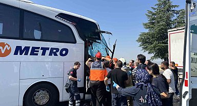 Uşak'ta yolcu otobüsü kamyona arkadan çarptı: 1'i ağır 8 yaralı