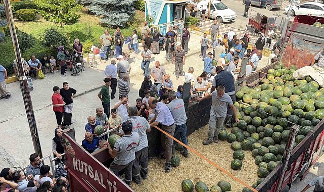 Uşûr olarak 20 ton karpuz dağıttı