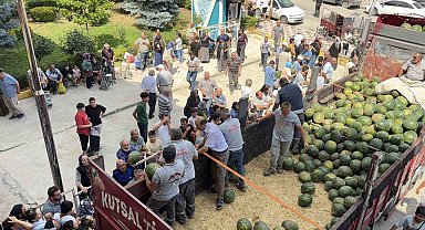 Uşûr olarak 20 ton karpuz dağıttı