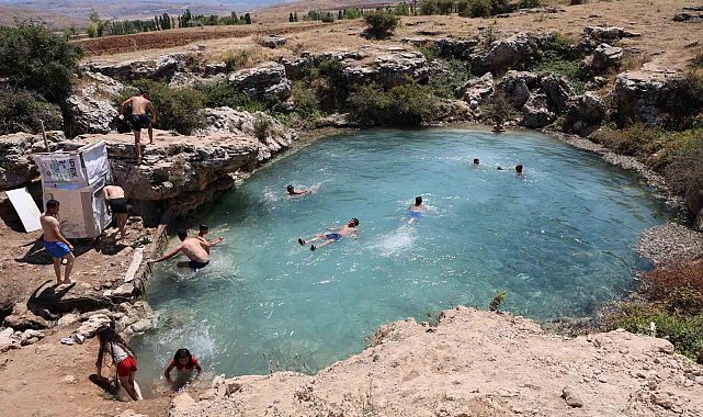 Uyuzlar şifa bulmak, gençler ise serinlemek için giriyor