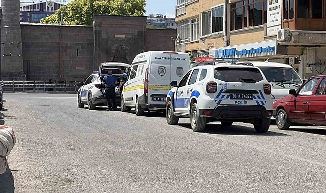Vakfın kapısına kurşun yağdırdı