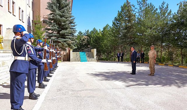 Vali Eldivan, Jandarma Komutanı Aslan'ı ziyaret etti