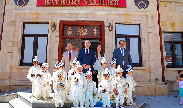 Vali Eldivan sünnet olan çocukları makamında ağırladı
