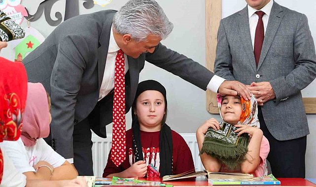 Vali Makas, Kültür Mahallesi'nde öğrencilerle buluştu