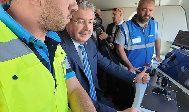 Vali Yılmaz, yerli ve milli elektrikli lokomotif E5000'i sürdü