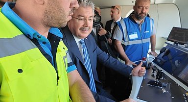 Vali Yılmaz, yerli ve milli elektrikli lokomotif E5000'i sürdü