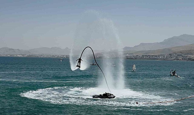 Van Gölü'nde Türk bayrağıyla nefes kesen flyboard gösterisi
