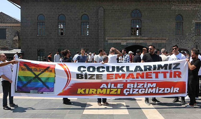Van İnsan Hakları Derneği'nin LGBT bayrağı açmasına Diyarbakır'dan tepki