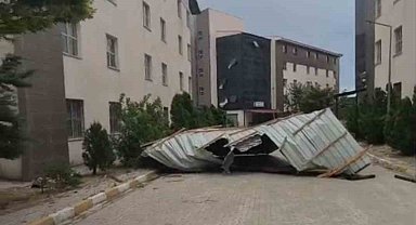 Van'da fırtına çatıları uçurdu