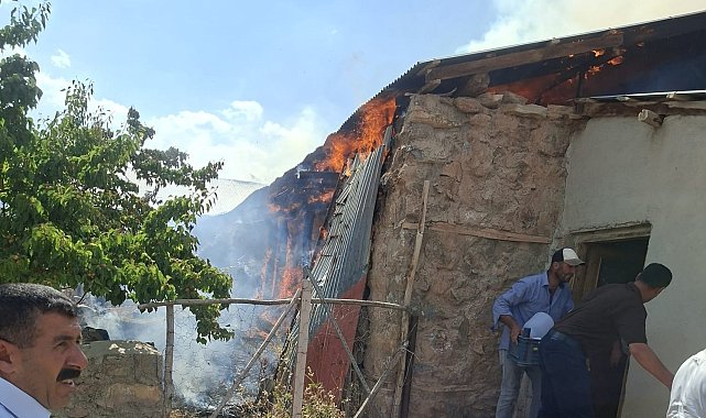 Van'da korkutan yangın: Alevler bitişikteki evlere sıçramadan söndürüldü