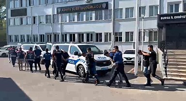 Vatandaşlara zorla hesap açtırıp kara para aklayan şahıslara baskın