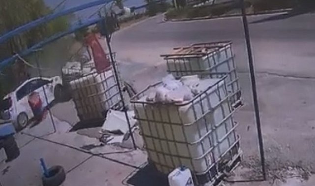 Virajı alamayan otomobil dükkana daldı