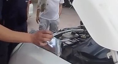 Yalova'da otomobile sıkışan minik kedinin yardımına itfaiye ekipleri yetişti