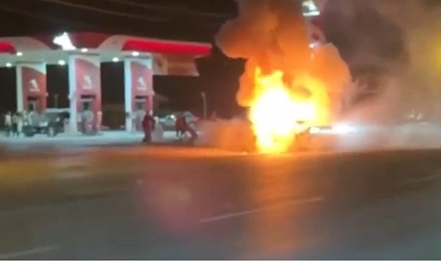 Yanan otomobilde yaralanan 2 çocuk Van'a sevk edildi
