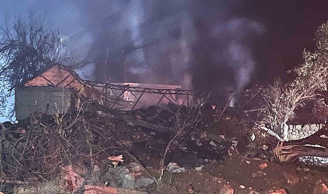 Yangında yemleri, iki ahırı yandı ve ineği telef oldu: "Alevler saniyeler içinde geldi"