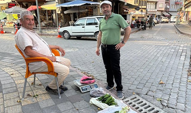 Yaşına rağmen tarlasında yetiştirdiği doğal ürünleri pazarda satıyor