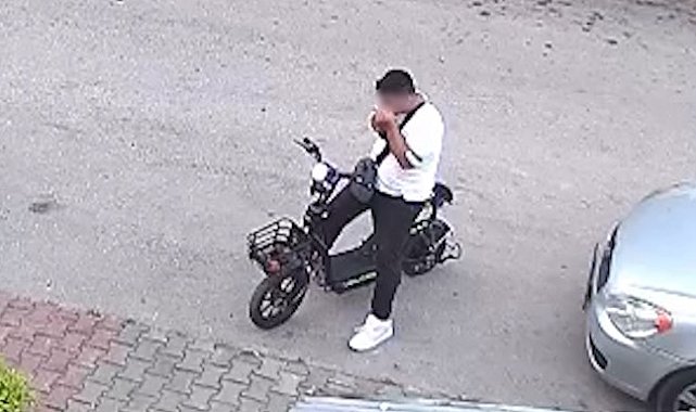 Yavru kediyi önce öptü, sonra boğdu