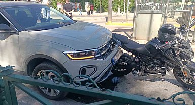 Yayalara yol veren motosikletliye otomobil çarptı